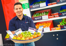 Salvador Hurtado of US AgriSeeds with some varieties of Dutch breeder Axia Seeds.