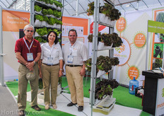 Luis Martinez, Christina Bermudez and Pablo Durazo of Modulo Verde. This vertical growth system was invented by Luis Martinez.