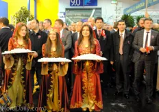 All of a sudden the exhibition floor was very crowded. The Turkish delegation visited some companies.