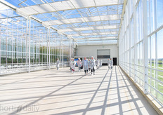 A corridor like this is what you see in most recent greenhouse projects.