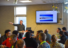 For Wim Peters LED interlighting offered the best possibilities for his greenhouse. Because the lights emit less heat, he didn't need to raise the greenhouse.