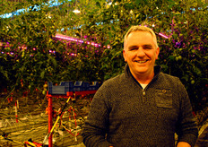 Therefore he installed a hybrid lighting system with LED interlighting and HID toplighting. The LEDs were installed on Peters’ site in autumn 2013.