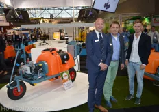 Carel Doornebal, Wilfred van Leeuwen and Niels van Capelleveen of Empas standing in front of the new spray cart 'Atlanta'.