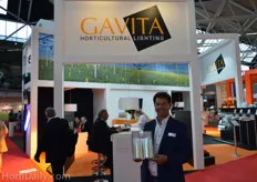 "Martin van Ginkel shows Gavitas new reflector. This is used in tomatoes and chrysanten. Martin: "This reflector brings 2% more light in the crop."