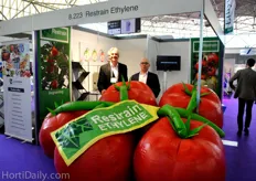 Dirk Garos en Paul O'Connor of Restrain. The ethylene dispenser helps growers ripening their last tomatoes faster.