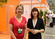 Cindy Heijdra and Chitose Hatakoshi of the Agricultural Department of the Dutch Embassy in Tokyo.