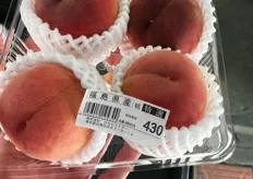 Peaches are present at almost every market / retailer; sold loose or in clam shells; here for €3,78 per 4.
