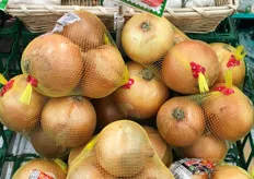Three white onions in a net of three for €2,90.