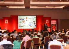Chris Cowan of Kantar’s Worldpanel’s Produce Team showed us what is going on and what to expect in UK fresh produce retail. Cowan provided many figures on the British consumer’s shopping behavior and paid special attention the rise of discounter Aldi.