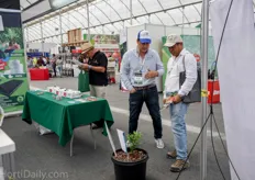 Pedro Torres of HorticulTorres informing a visitor on hydroponic blueberry cultivation.