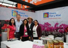 Susans Marin, Esmeralda Sulgado, Fernando Aguenebere and Blanca Ruiz of Vivero Flor u Miel. Second to the left is Johan van Vliet from Anthura.