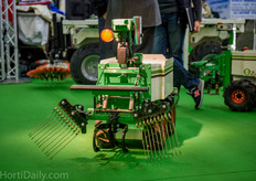These small robots can also be used in tunnel greenhouses.