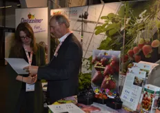 Gé Bentvelsen van ABZ Seeds in gesprek met beginnend plantonderzoeker Lizanne van der Werk.
