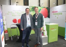 Stephan Geerlings van Fresh Forward Marketing samen met Ruud Venner van Neessen aardbeienplanten.