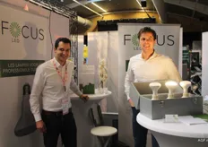 Tim Valstar en Maarten klein van Focus Led, met een modificatie in de speciale ledlamp voor de aardbeienteelt onder glas.