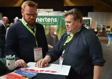 Abe Blikman van Delta Green Company geeft uitleg aan Jari Känninen van Marja-Suomen laatikkopalvelu Veikko Raivio Ky