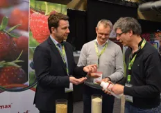 Sander Selten, Ludwig Fell en Ralph Steubing laten hun meststoffen met coating zien, ICL Specialty Fertilizers