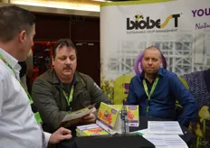 Het Biobest team in gesprek met bezoeker