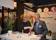 Shaking hands: Annet Breure (AGF) and Michel Witmer (Groen Agro Control)