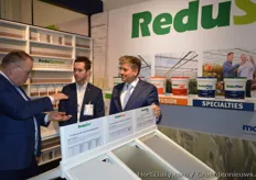 Jelle Hoogland (Mardenkro) explains Thijmen Tiersma (GroentenNieuws) all the details of shading, diffusing and cleaning of greenhouses. And Paul van Gils (Mardenkro) is listening