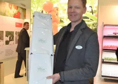 Arjan van Leest shows the new Jiffy growbag: biodegradable, with enzymes in the plastic so it will be gone in three years. Unlike some alternatives therefor no minimum temperature is required.