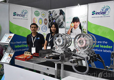 Uracha Tanwibool & Ornchumas Yoopattana with Sinclair, offering label solutions.