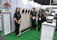 Nepon offers climate control systems (including options for air conditioning) to greenhouse growers. In the photo Premy Udha Klaewkla & Ravin Mongkonlerdpanich.