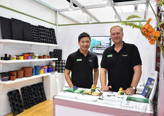 Ralf Steves (Mayer) shows the automation solutions that growers are currentli investing in. In the photo with mr Lunli.