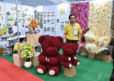 Phutip Meethavornkul with the Dried Flower Organisation