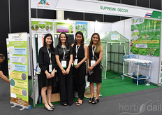 Parisorn Tippapart, Napa Trapee Kerdsin, Charatwan Toneum & Kip WOnginta with Supreme Decor.