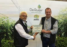 Shopping time for Arie Alblas! He won a gift certificate of 1000 dollar with Sun Parlour Grower Supply! Bruno Carnevale from SunParlour Coop hands it over to him.