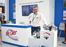 Dionisio Tendero Gimbert of De Gier presenting their new GMW Motor Gearbox. It is one gear and the strength of the gear depends on the electrical motor. One can easily separate the electrical motor from the gear without taking the gear out of the greenhouse.