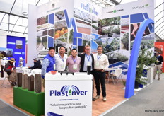Plastinver represents Milleniumsoils Coir, Klasmann Deilmann and SanSan in Mexico. On the photo from left to right: Angel Vigueras, Benjamin and Oscar Alvarez of Plasatinver together with Martin Nugteren of Klasmann Deilmann and Jorge Escobar of Milleniumsoils Coir.
