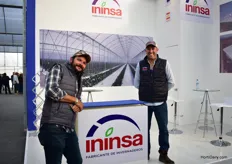 Carlos Calderon (right) of Insinsa with a visitor (left).