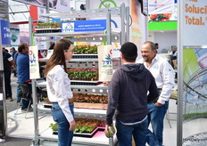 Hishtil Mexico team talking with a visitor.