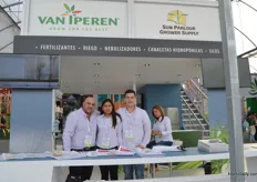 The team of van Iperen and Sun Parlour Grower Supply.