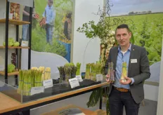 Bejo! Maurice Deben with Bejo shows the various coloured asparagus from the breeders’ assortment. “We want to inspire new consumers with the different colours & different tastes. For example the Erasmus is a Salad asparagus, an the Tricolore as well. Thanks to the short preparation time, it fits modern diets completely.”