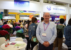 Juan Carlos Kalytta of Rosadex started to Export to China about 5 years ago. This Ecuadorian grower grows different kind of flowers, but only brought their tinted, painted and natural roses to the show.