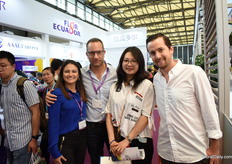 Veronica Soria of Expoflores with the guys and Julia Lee of Much Flowers who were visiting the show.