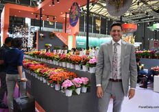 Chris Berg of Dümmen Orange is educating the Chinese grower about the benefits of vegetative bedding plant production. "It is still very new to them. Most are currently using seed as it is cheaper, but on the long term vegetative will have more benefits."