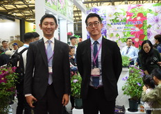 Kazuta Aoyama and Yamaguchi Tomohike of Kaneya. Besides pots, they also supply several varieties of young plants to the Chinese market.