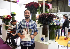Juan Martin Paredes of Agrinag is at the show to check the opportunities to enter the market. He presented his roses at the Pro Ecuador booth.