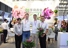 Bert van Spijk (second on the left) of KP Holland, together with Albert Mah (on the left) and the FloraGreen team, who represent KP Holland in China. They sell the curcuma and kalanchoe of KP Holland in China.