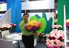 Nancy of Alexandra Farms. This Colombian garden cut rose grower is exporting their roses to China for about 5 years now. Every year, the volumes are increasing little by little and they are happy that they already supply the market on a weekly basis, as it is for many growers exporting to this country still on event base only.