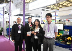 The team of Impack in front of the hand tied bouquet maker of Mecaflor. 