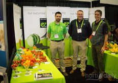 Peter Haakman (Dramm, right) visits Roberto Haveroth & Phil Stoffyn with Enza Zaden.