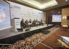 Discussing automation & lighting solutions with Udo van Slooten & Wim Steeghs, Signify, Chanjuan Wu, Sananbio, Roman Kurzhunov, Green Automation, Yuriy Sudarev, Ovoshevod & Kirill Zevakhin, Svetogor