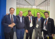 In the Italian hall, Pati's team meets the greenhouse builders of Lucchini and they are photographed with the one and only Don Mario of Palermo, who visits the fair on behalf of Guarniflon.