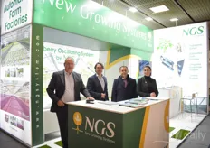 The expansion of the cultivation systems of NGS (New Growing Systems) has become impressive, both within and outside Europe, the USA and Canada. On the photo Donald Gartland, Salvadore Navarro, Jose Maria Montalban & Ana Maria Navarro.