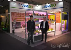 The lamps from SananBio. Reinier Donkersloot has joined the company in Europe, but was just at the moment of the picture walking around. Now in the photo Kido Wu & Ma Jian.